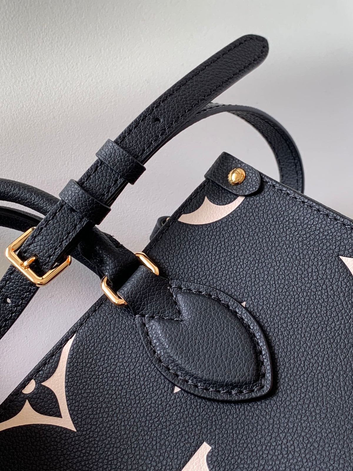 ONTHEGO TOTE 25 IN BLACK AND OFF WHITE MONOGRAM EMPREINTE