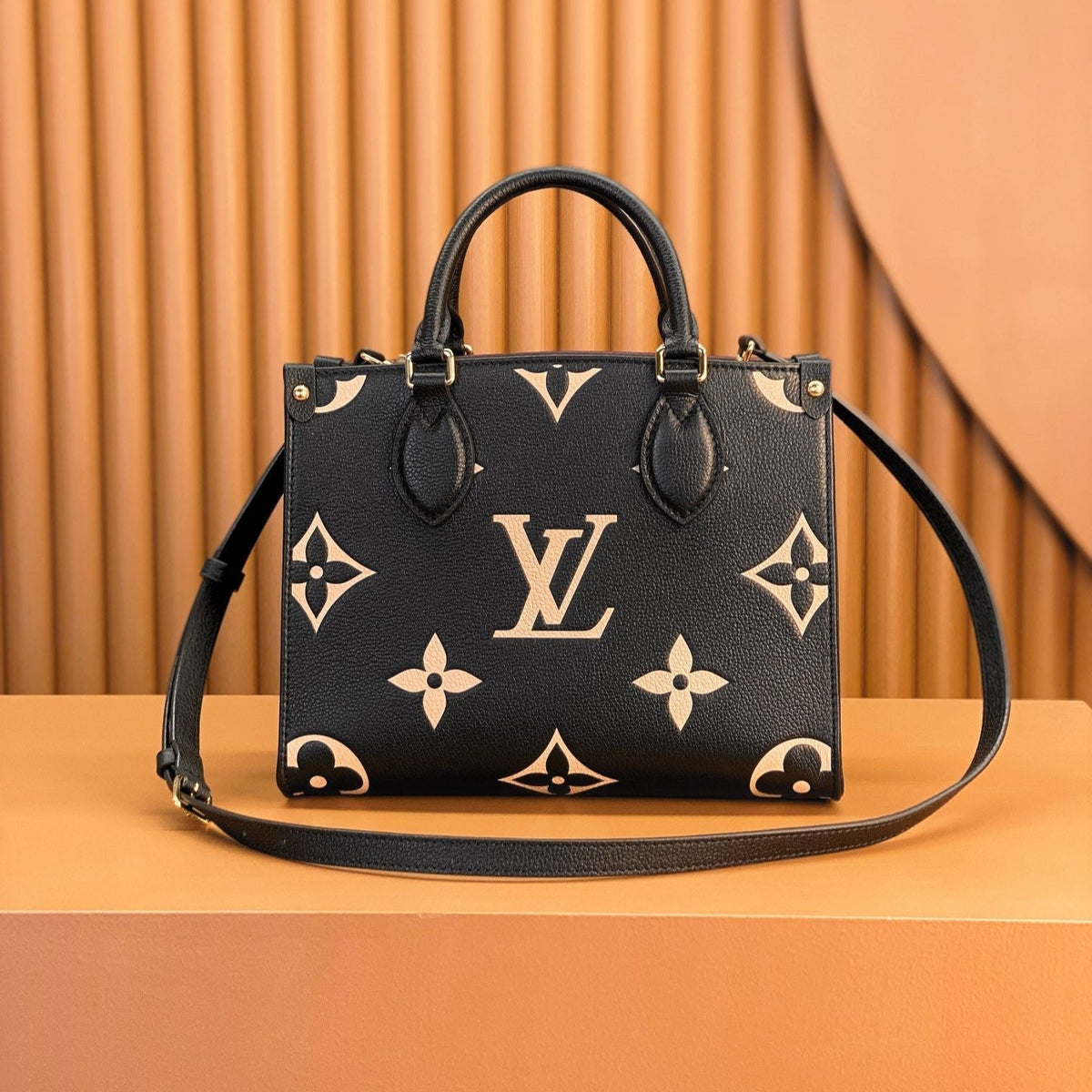 ONTHEGO TOTE 25 IN BLACK AND CREAM MONOGRAM EMPREINTE
