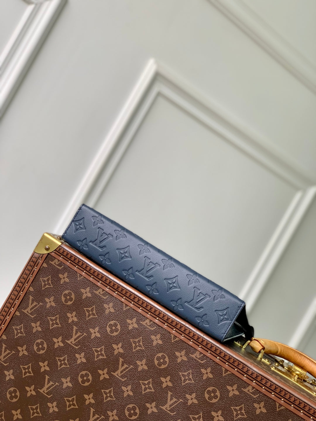POCHETTE VOYAGE 27 IN DARK BLUE MONOGRAM ECLIPSE CALFSKIN EMBOSSED LOGO