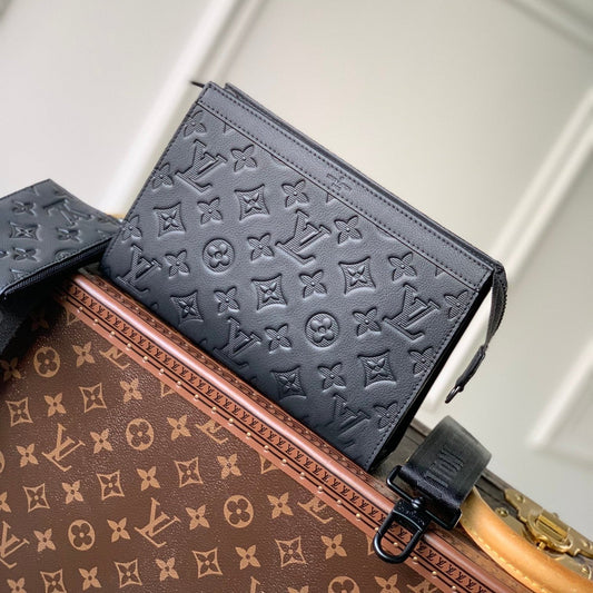 POCHETTE VOYAGE 22 IN BLACK MONOGRAM SHADOW CALFSKIN