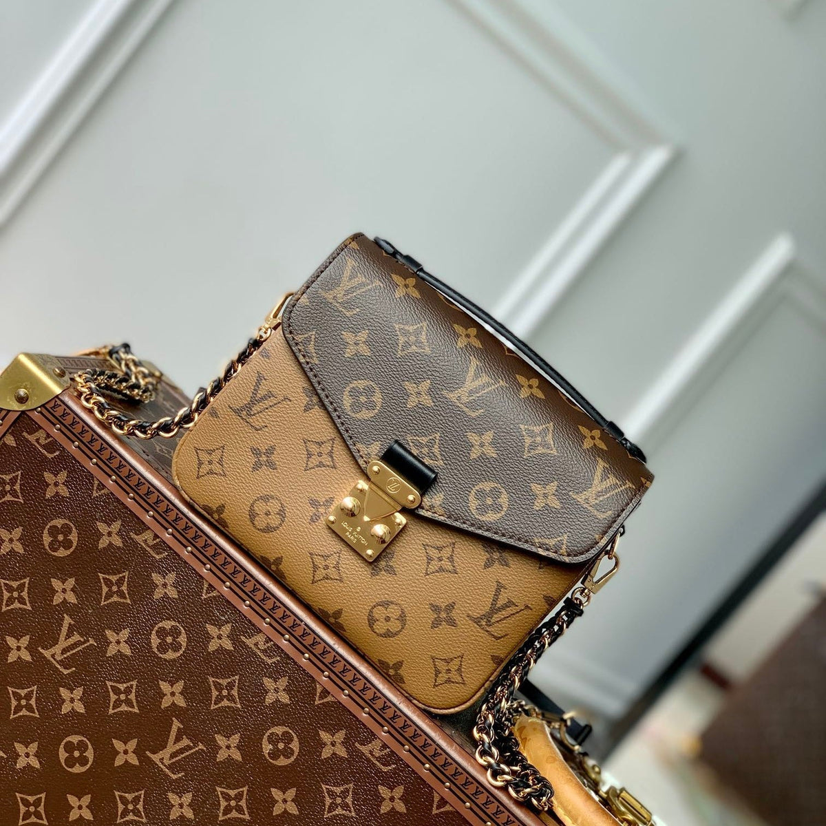 POCHETTE MÉTIS 20 IN BROWN MONOGRAM AND MONOGRAM REVERSE CANVAS GOLD BUCKLE