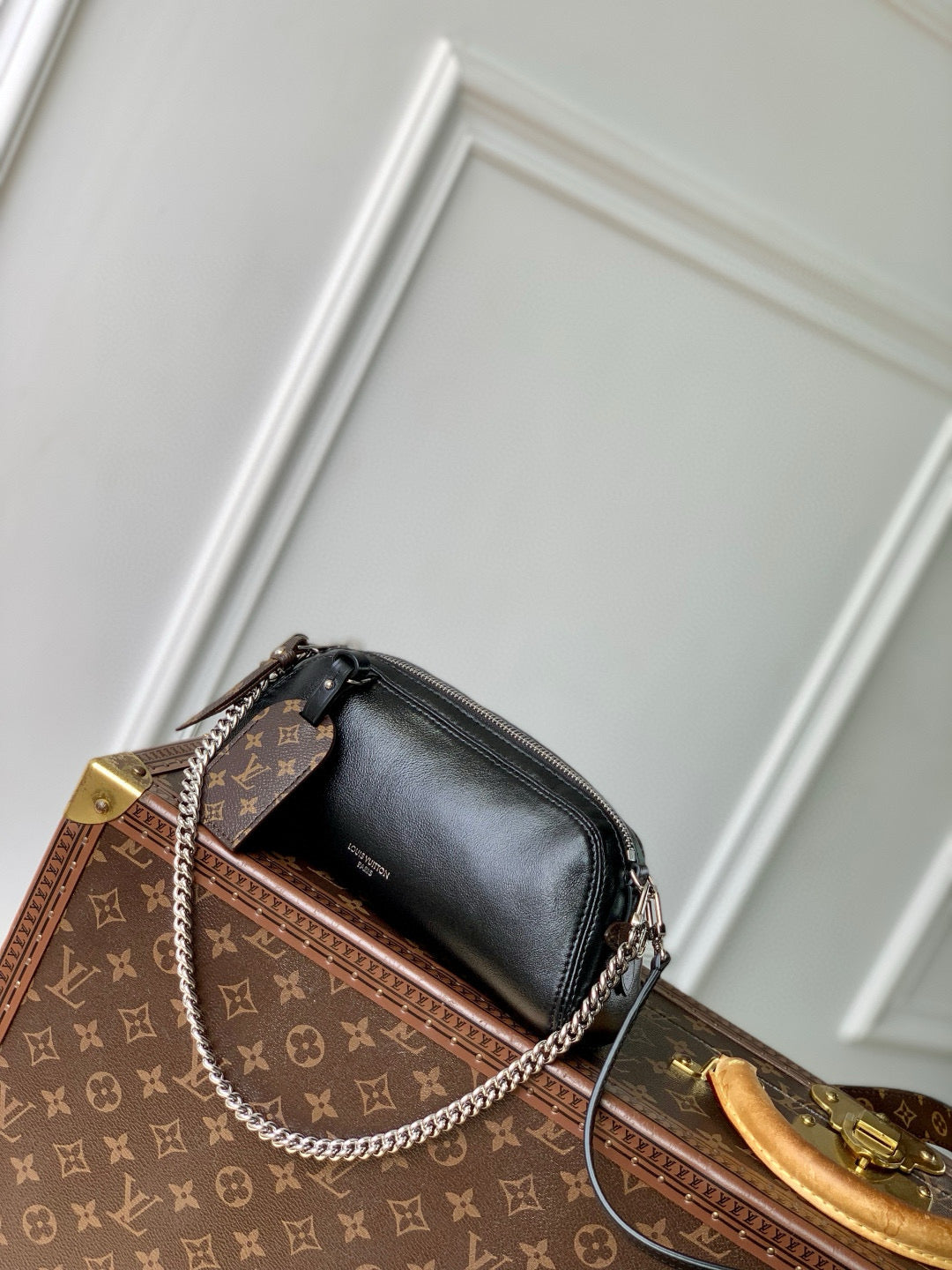 POCHETTE VIBE HANDBAG 25 IN BLACK LAMBSKIN BROWN COWHIDE AND COATED CANVAS TRIM
