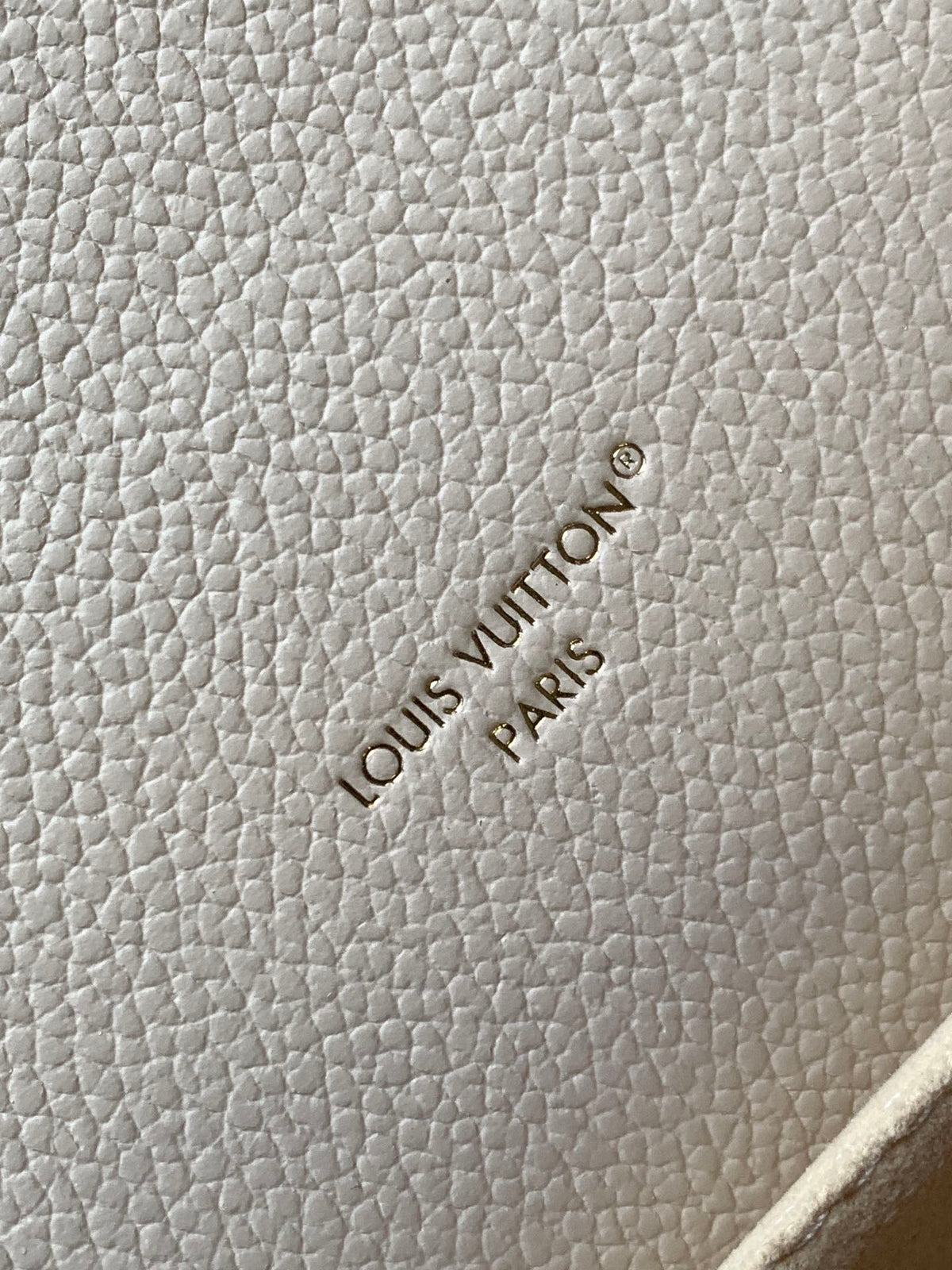 LV 25S EAST WEST POCHETTE MÉTIS BAG 21 IN BEIGE DREAM EMBOSSED TEXTURED CALFSKIN